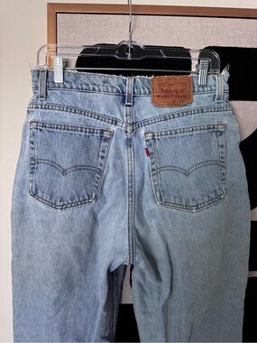 VINTAGE LEVIS Women’s juniors straight Mom jeans light blue fray 17512-0291